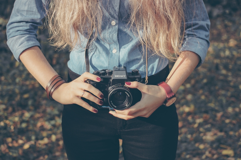 photographe-ARTIGUES-min_hand-person-girl-woman-camera-photography-614-pxhere.com